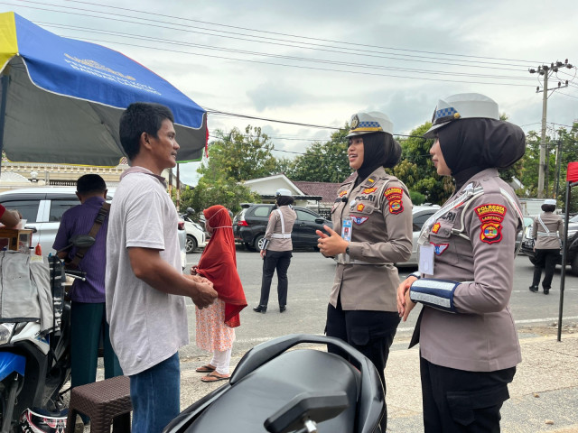 Banyak Warga Berburu Takjil, Polwan Polresta Bandar Lampung Urai Kemacetan - 2