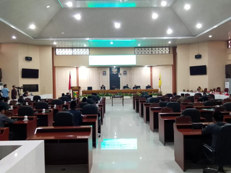 DPRD TANGGAMUS GELAR RAPAT PARIPURNA PERSETUJUAN BERSAMA RANPERDA TENTANG APBD TA 2025