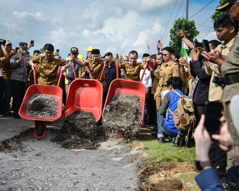 Groundbreaking Jalan Kotabumi - Bandar Abung, Awali Komitmen Gubernur Rahmat Mirzani Tingkatkan Pembangunan Infrastruktur di Provinsi Lampung - 15