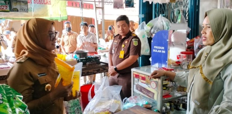 Harga Cabai Tembus Rp80 Ribu Perkilogram, Bupati Lampung Timur Ela Siti Nuryamah Turun Langsung ke Pasar -3