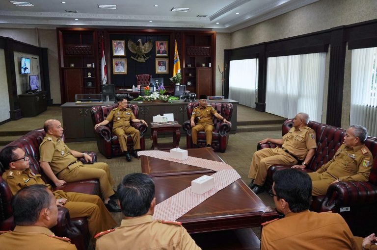 Hari Pertama Masuk Kantor, Gubernur Rahmat Mirzani Disambut Sejumlah Kepala Perangkat Daerah - 1