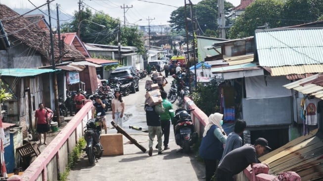 PEMKOT BANDARLAMPUNG BANTU DOKUMEN KEPENDUDUKAN WARGA HANYUT DAN RUSAK TERKENA BANJIR