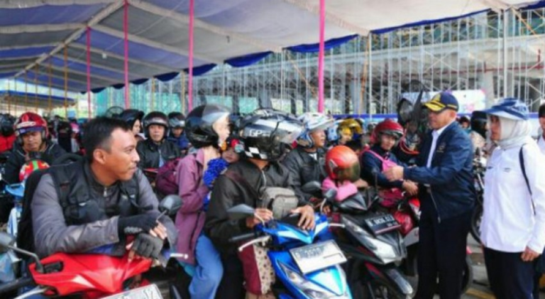 Polda Lampung Dirikan 81 Posko Lebaran, Pemudik yang Melintas Diajak Mampir - 3