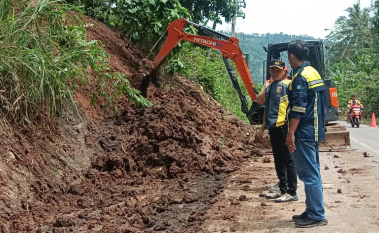 Waspada, Ada 39 Titik Jalan Rawan Longsor di Jalur Mudik Lampung - 2