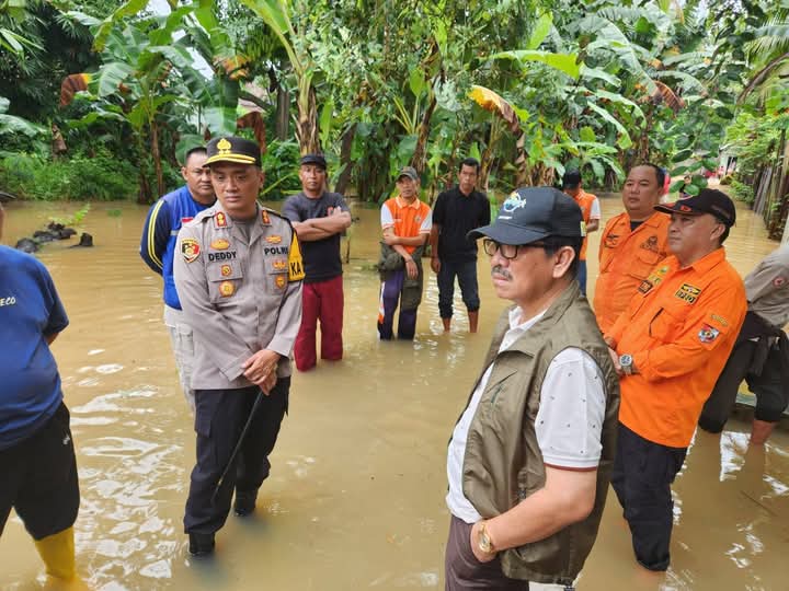 Bupati Hamartoni dan Kapolres Kunjungi Korban Banjir di Dua Kelurahan Kotabumi - 3