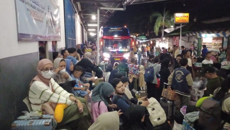 Bus Terlambat, Ribuan Pemudik Menunggu Berjam-jam di Stasiun DAMRI Tanjung Karang - 1