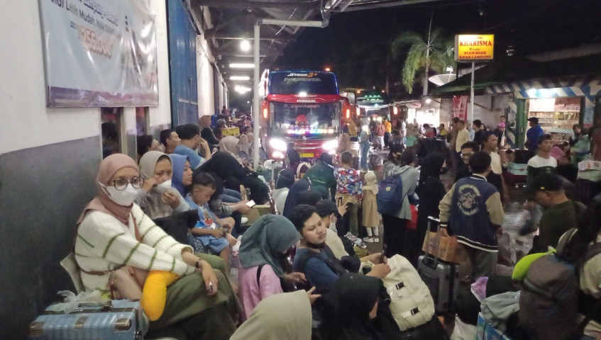 Bus Terlambat, Ribuan Pemudik Menunggu Berjam-jam di Stasiun DAMRI Tanjung Karang - 1