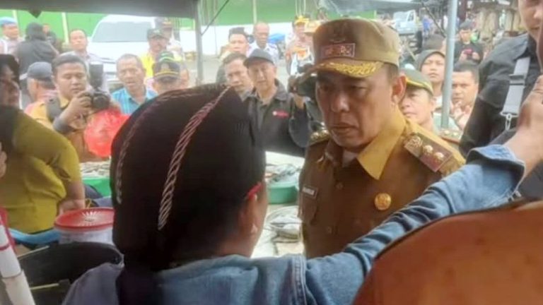 Dipimpin Wabup, Penertiban Pedagang Pasar Unit Dua Kisruh - 3